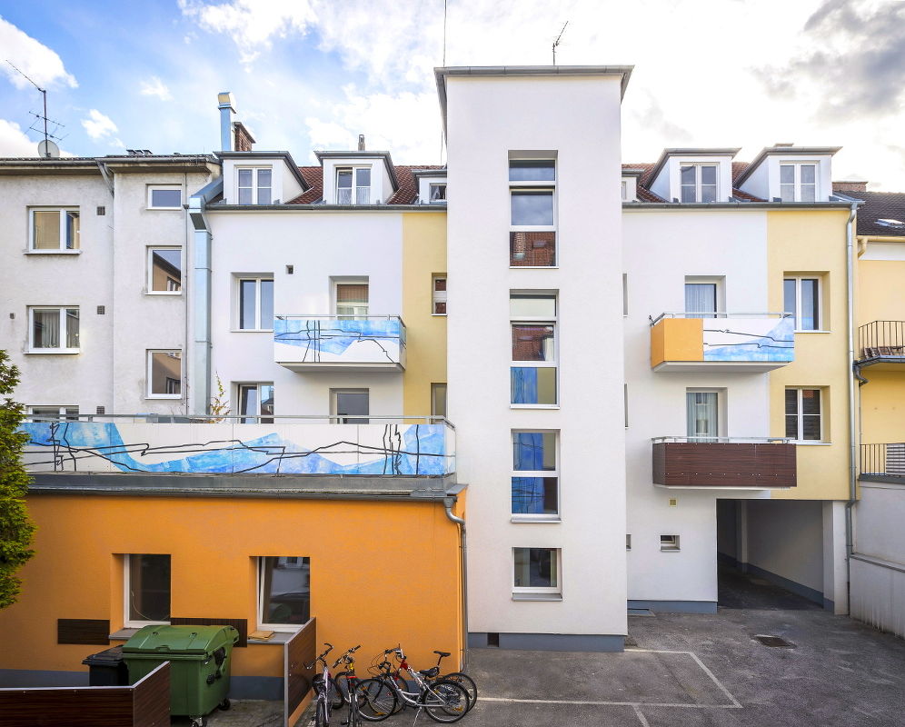 Fassadengestaltung in blau und orange , Innenhof